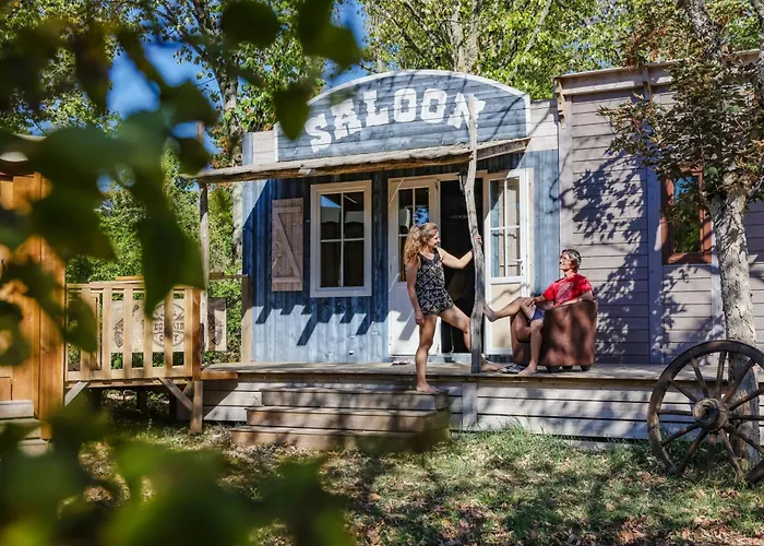 营地 Les Auzerals Du *